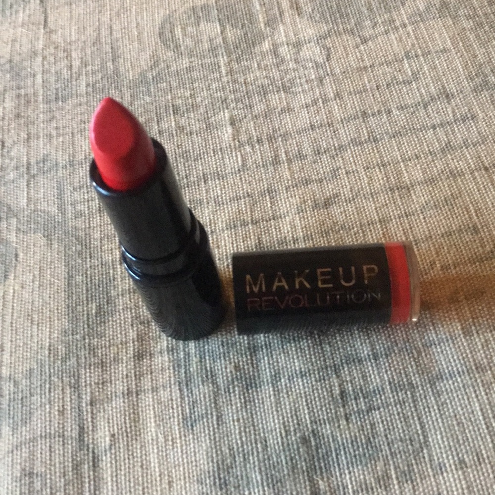 Makeup Revolution Red lipstick